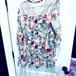 Umgee floral shirt with lace detailing, can be worn with leggings, tunic length